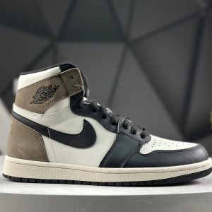 Nike Air Jordan 1 Retro High 555088-105 Sneakers