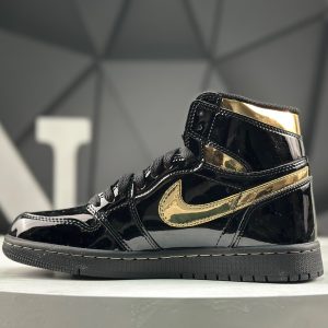 Nike Air Jordan 1 Retro High 555088-032 Sneakers