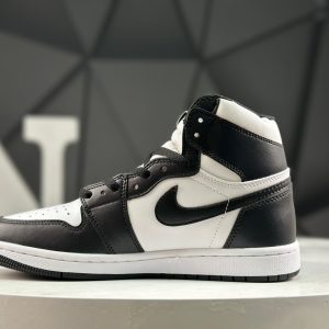 Nike Air Jordan 1 Retro High 555088-010 Sneakers