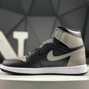 Nike Air Jordan 1 Retro High 555088-013 Sneakers