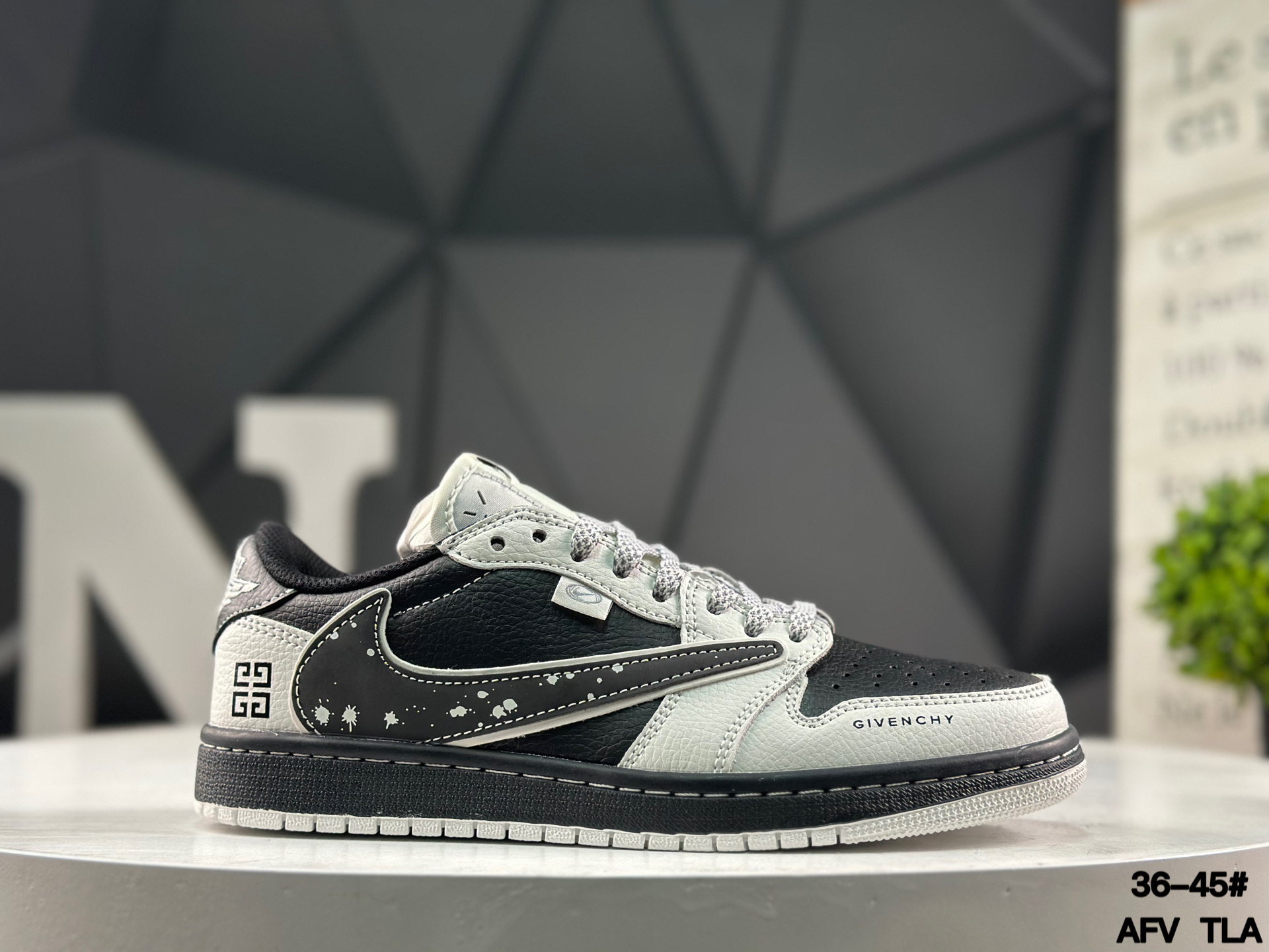 Nike Air Jordan 1 Low x Travis Scott DZ5899-005 Sneakers