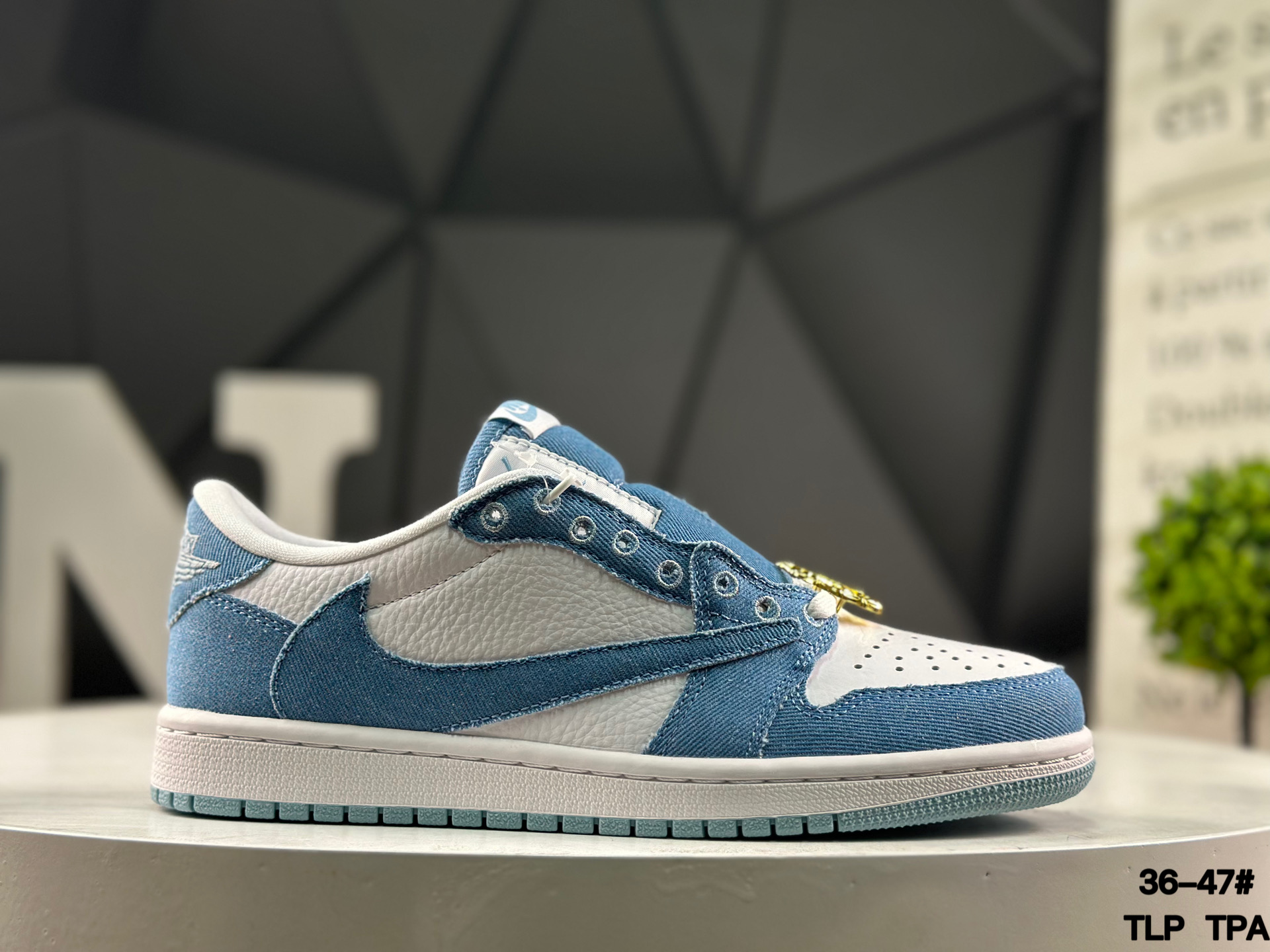Nike Air Jordan 1 Low x Travis Scott IQ7604-104 Sneakers