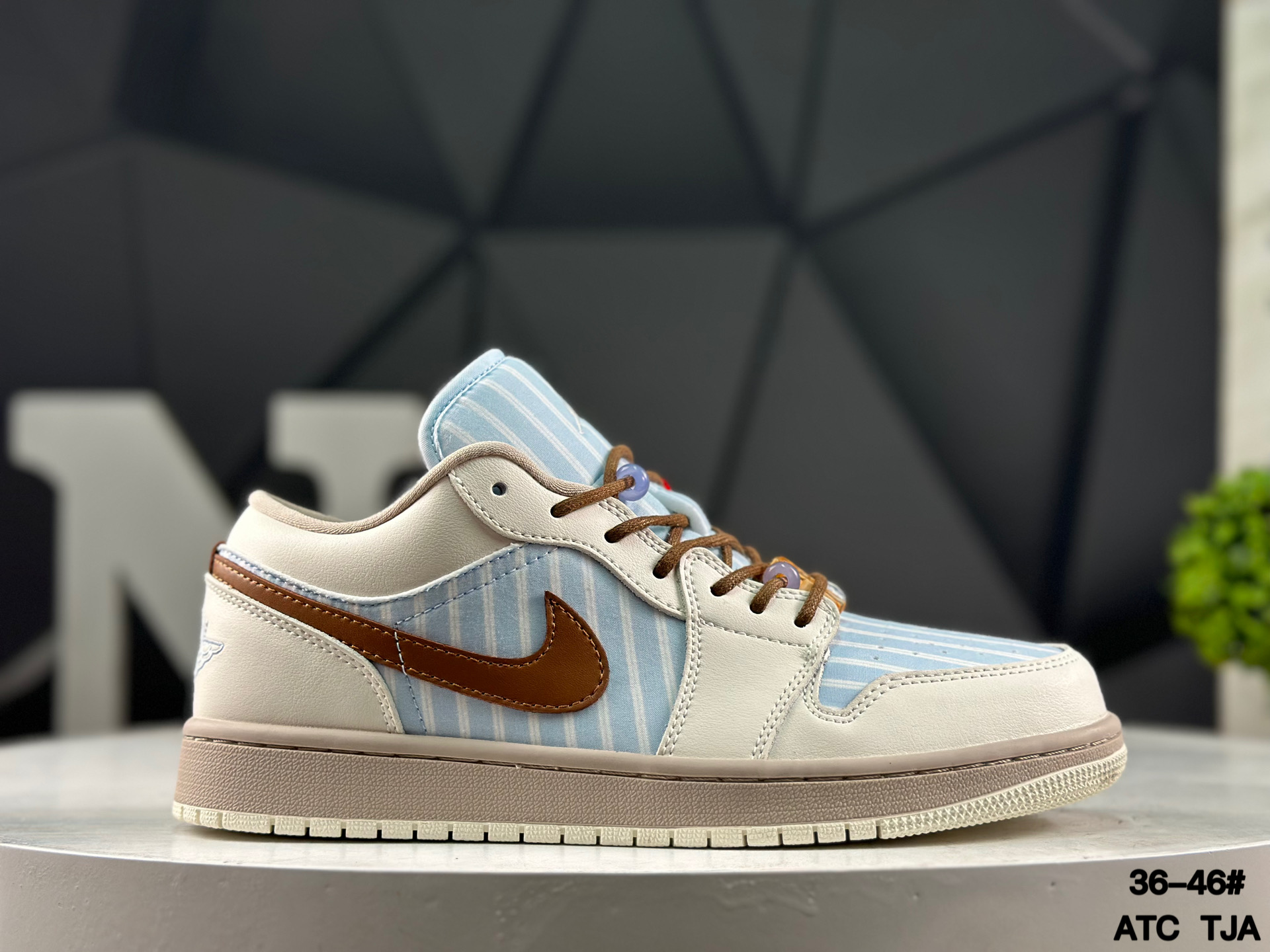 Nike Air Jordan 1 Low IR7553-422 Sneakers
