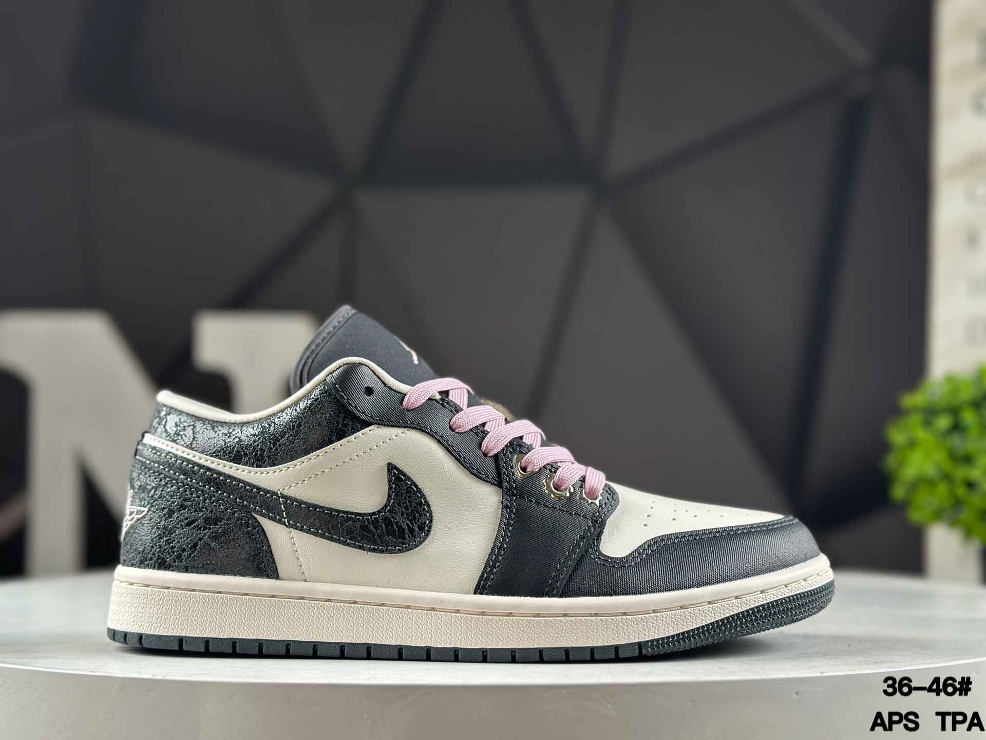 Nike Air Jordan 1 Low II0595-001 Sneakers