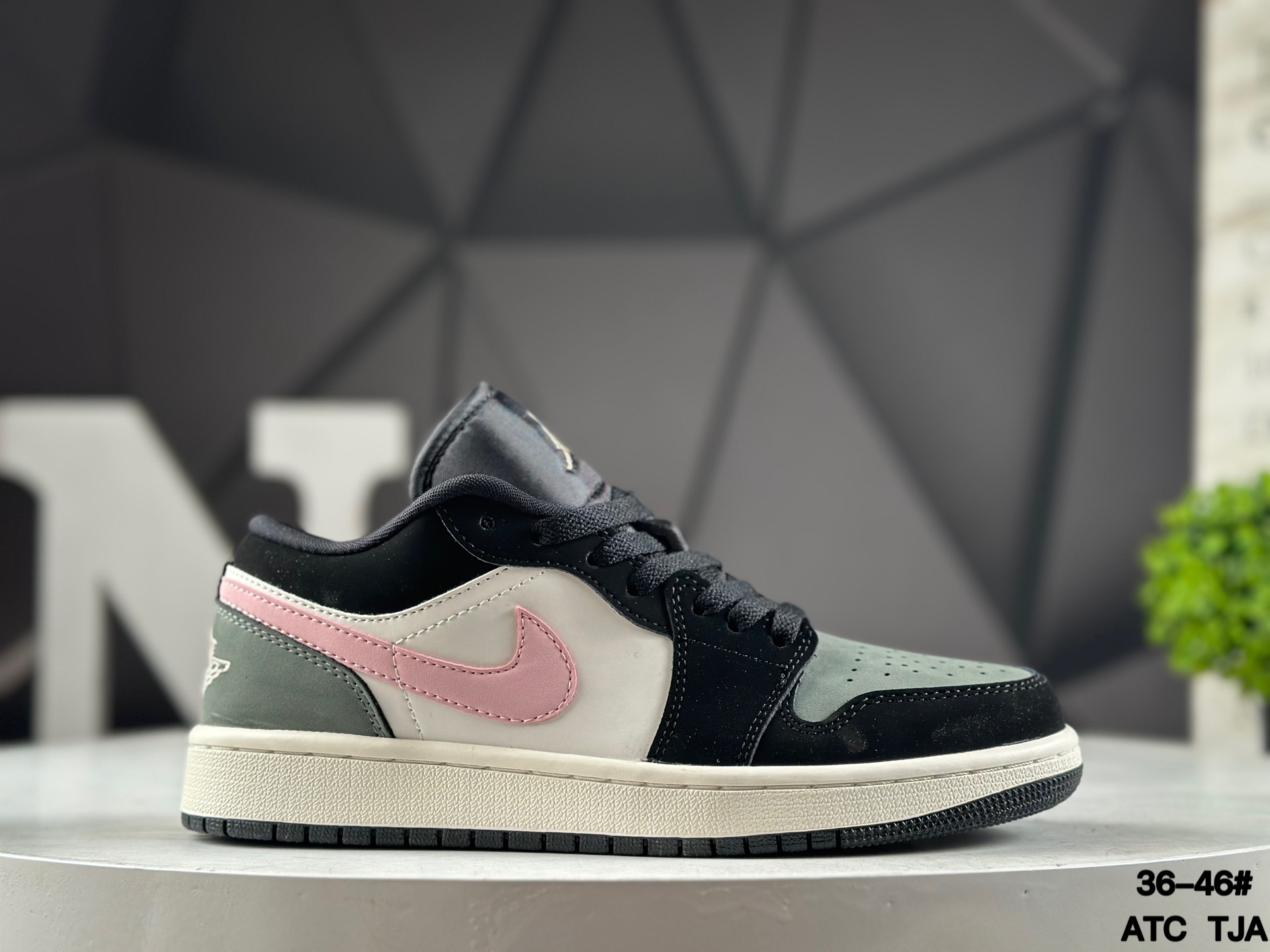 Nike Air Jordan 1 Low II3788-003 Sneakers