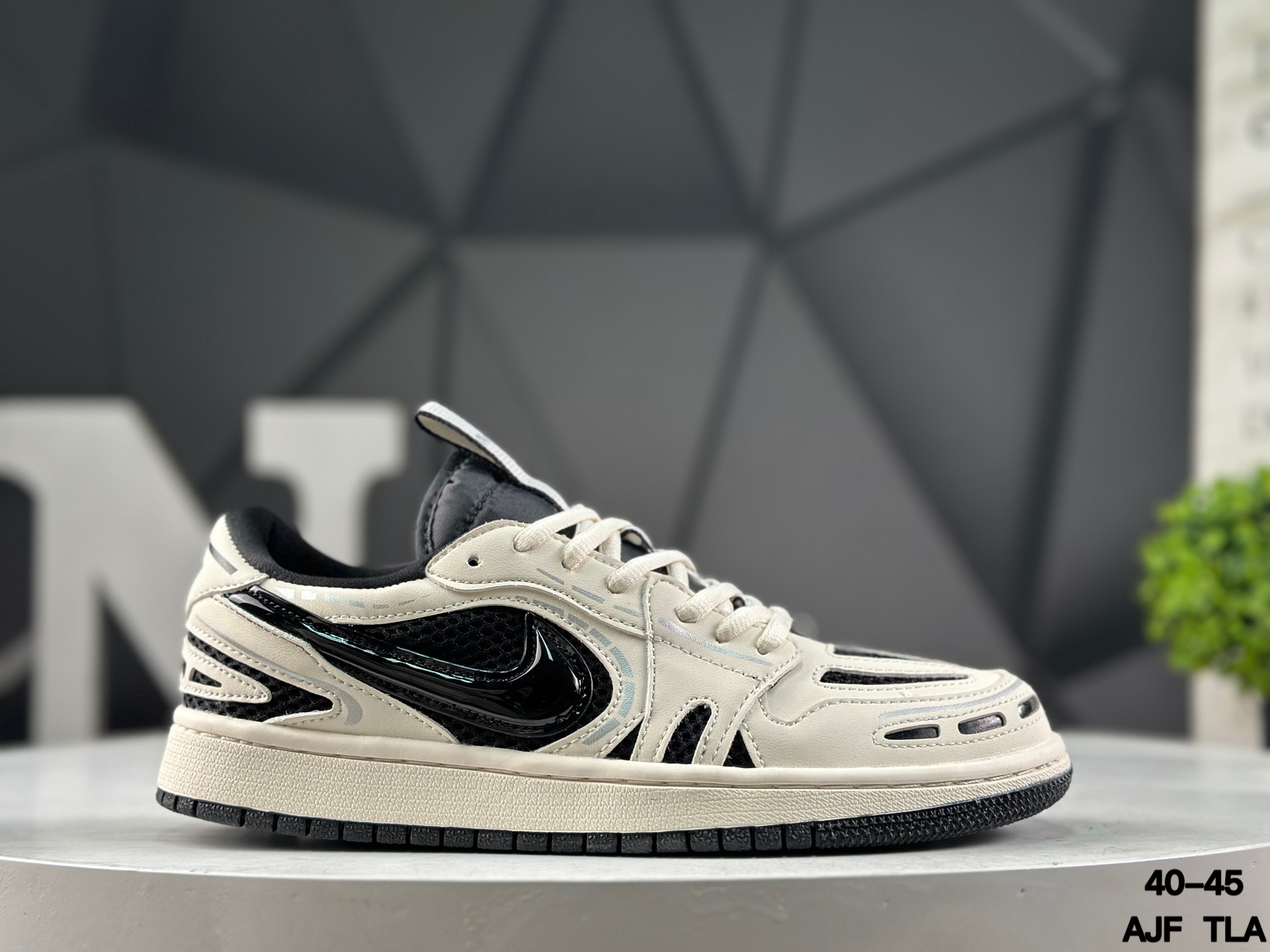 Nike Air Jordan 1 Low Special Edition 01189 Sneakers