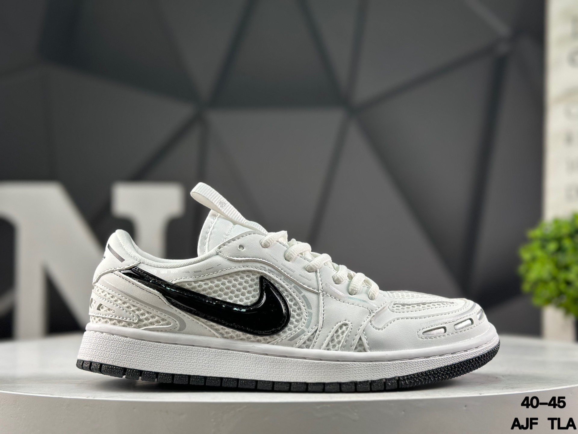 Nike Air Jordan 1 Low Special Edition 01192 Sneakers