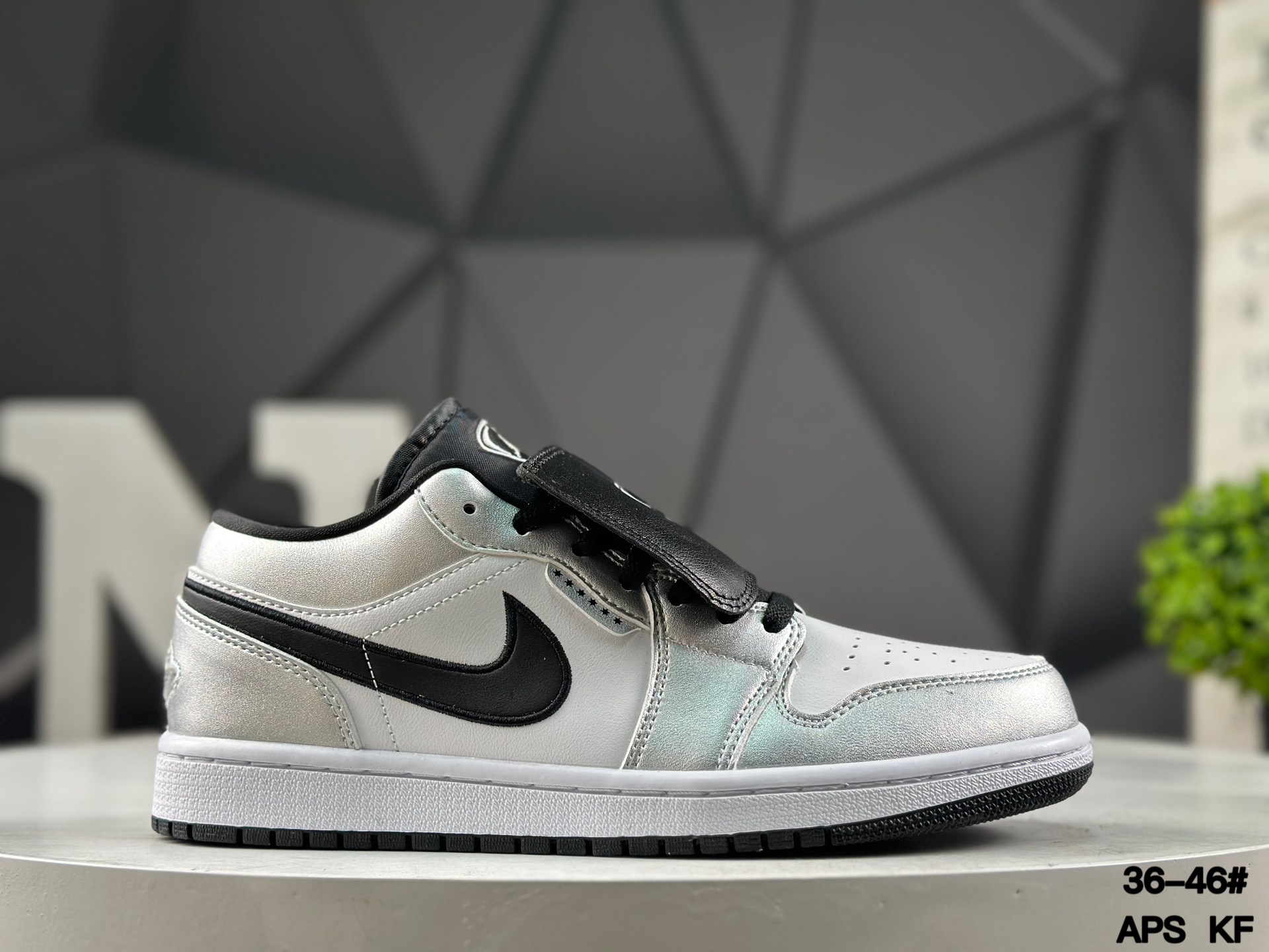 Nike Air Jordan 1 Low IR2278-100 Sneakers