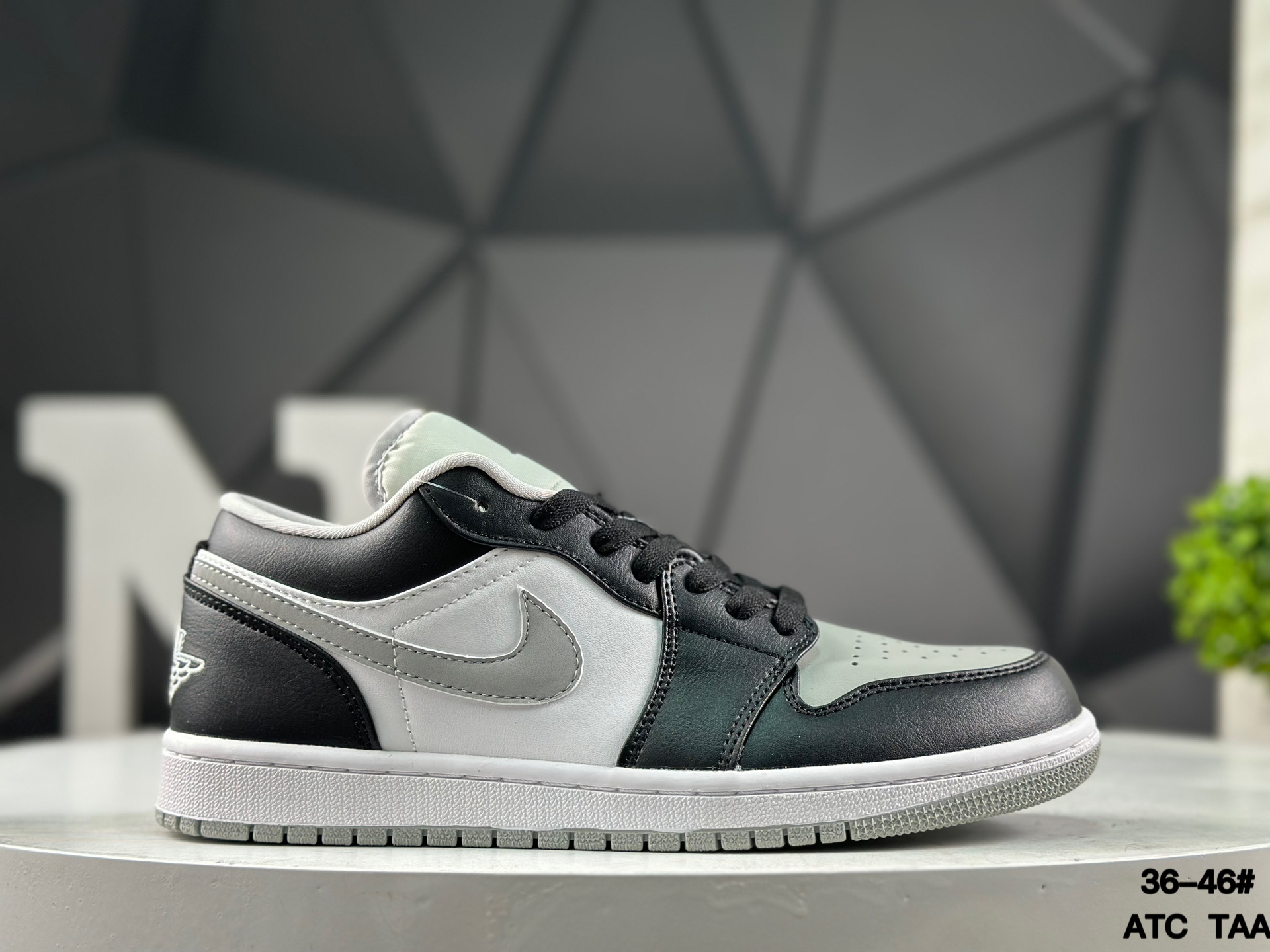 Nike Air Jordan 1 Low 553558-039 Sneakers