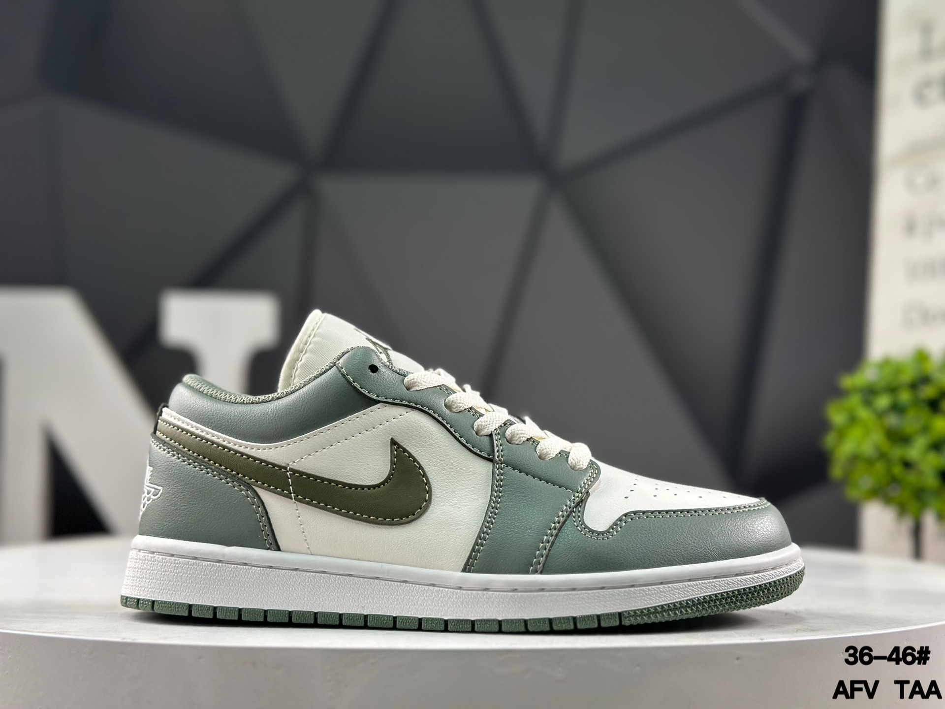 Nike Air Jordan 1 Low 553558-300 Sneakers