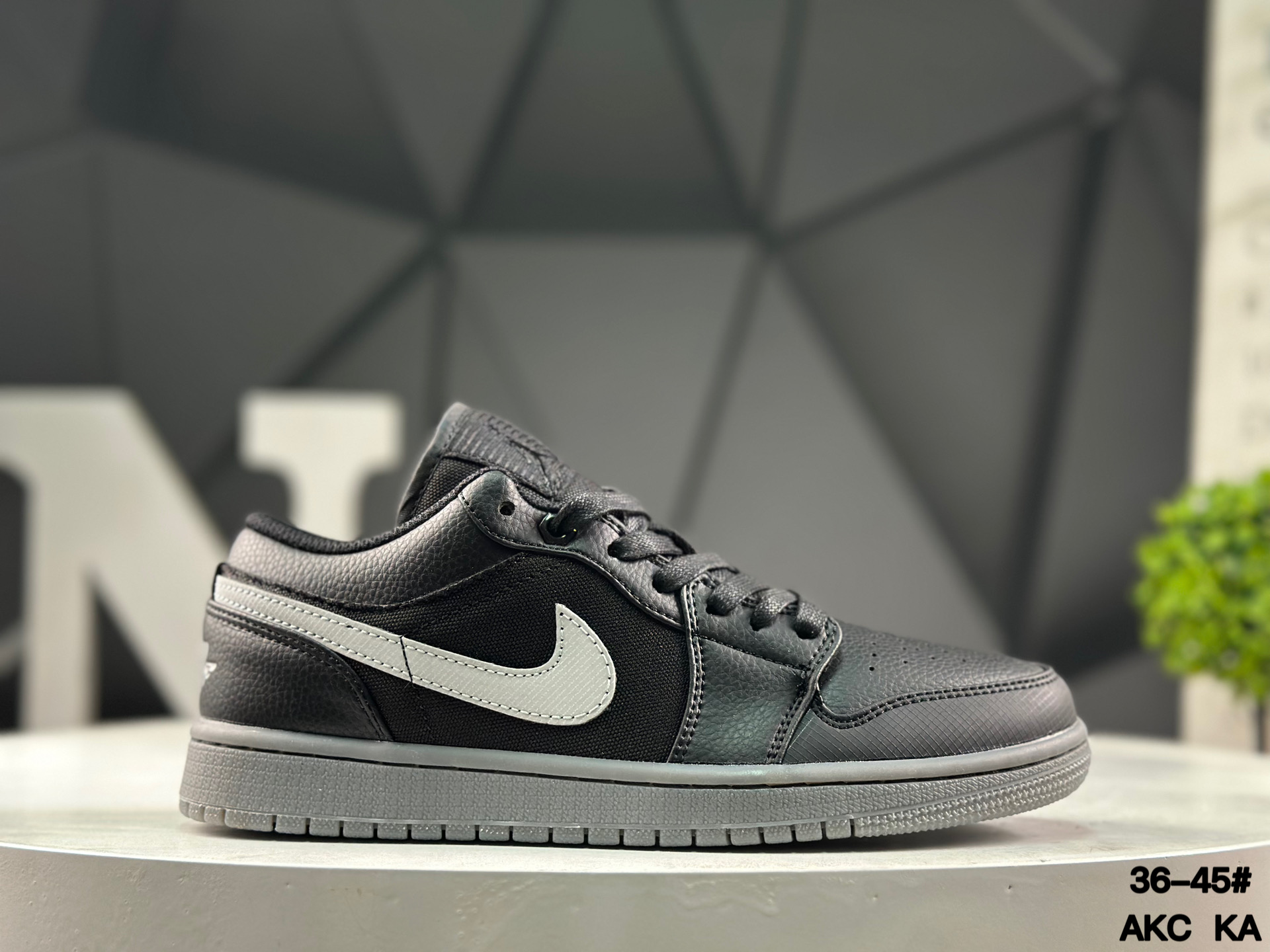 Nike Air Jordan 1 Low HV5968-001 Sneakers
