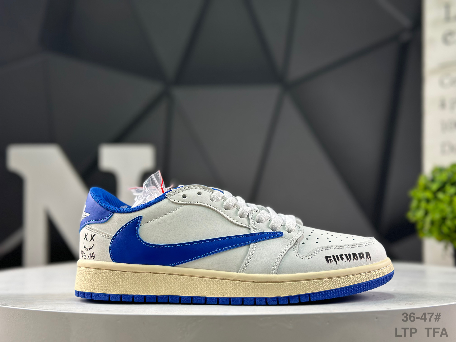Nike Air Jordan 1 Low x Travis Scott DM7866-104 Sneakers