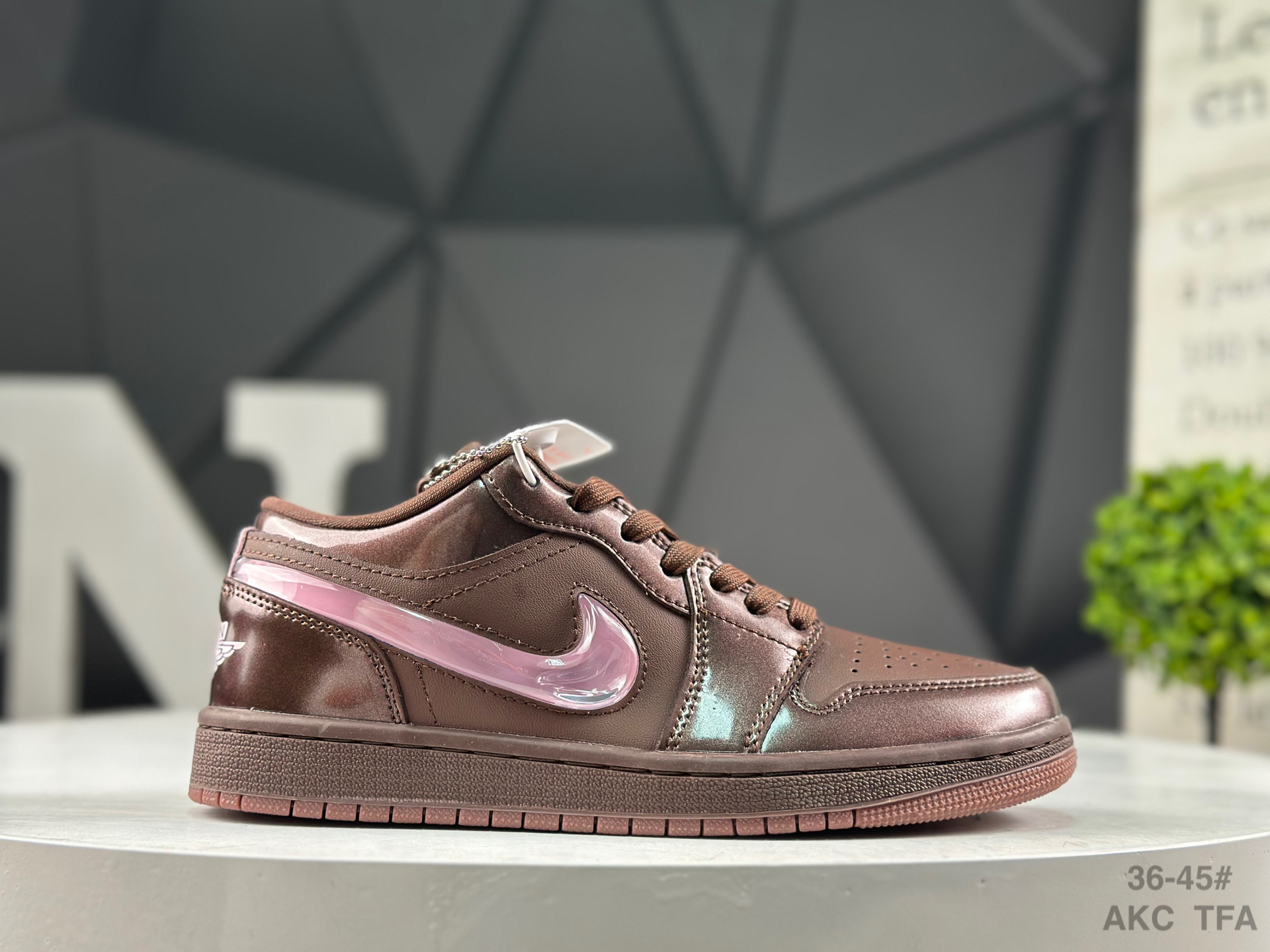 Nike Air Jordan 1 Low IQ9787-262 Sneakers
