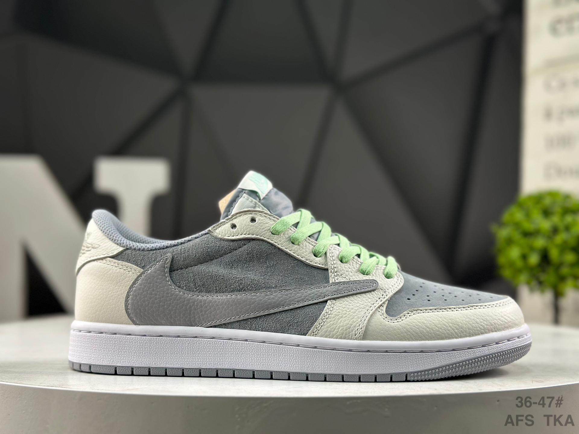 Nike Air Jordan 1 Low x Travis Scott HQ2004-400 Sneakers